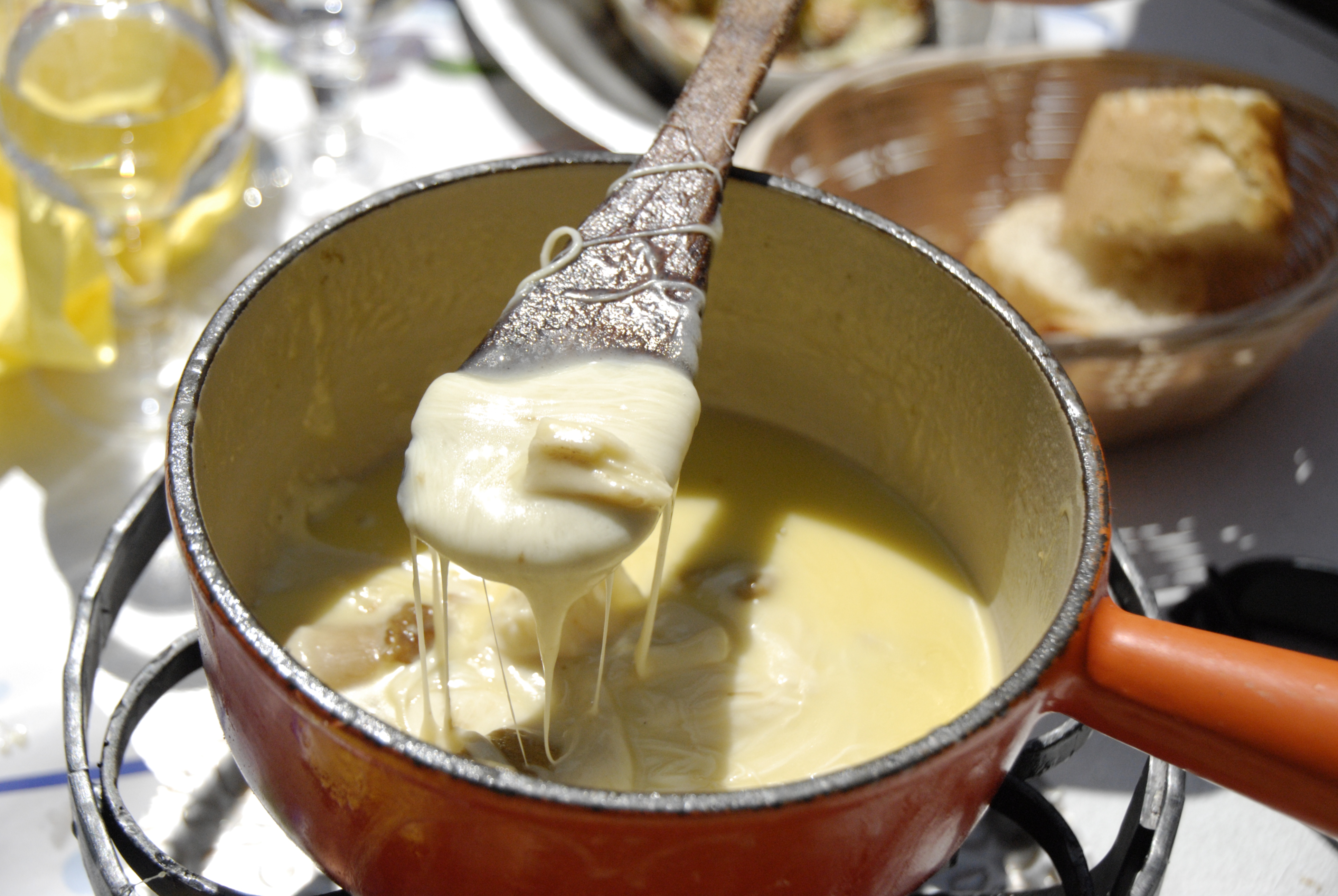 Ein Käsefondue im Topf